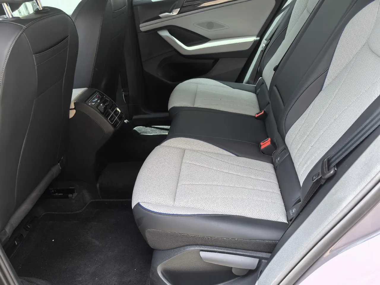 Volkswagen 2024 Tiguan L PRO 2.0TSI 330TSI Two-Drive Smart Collar Edition Automatic Gear 5