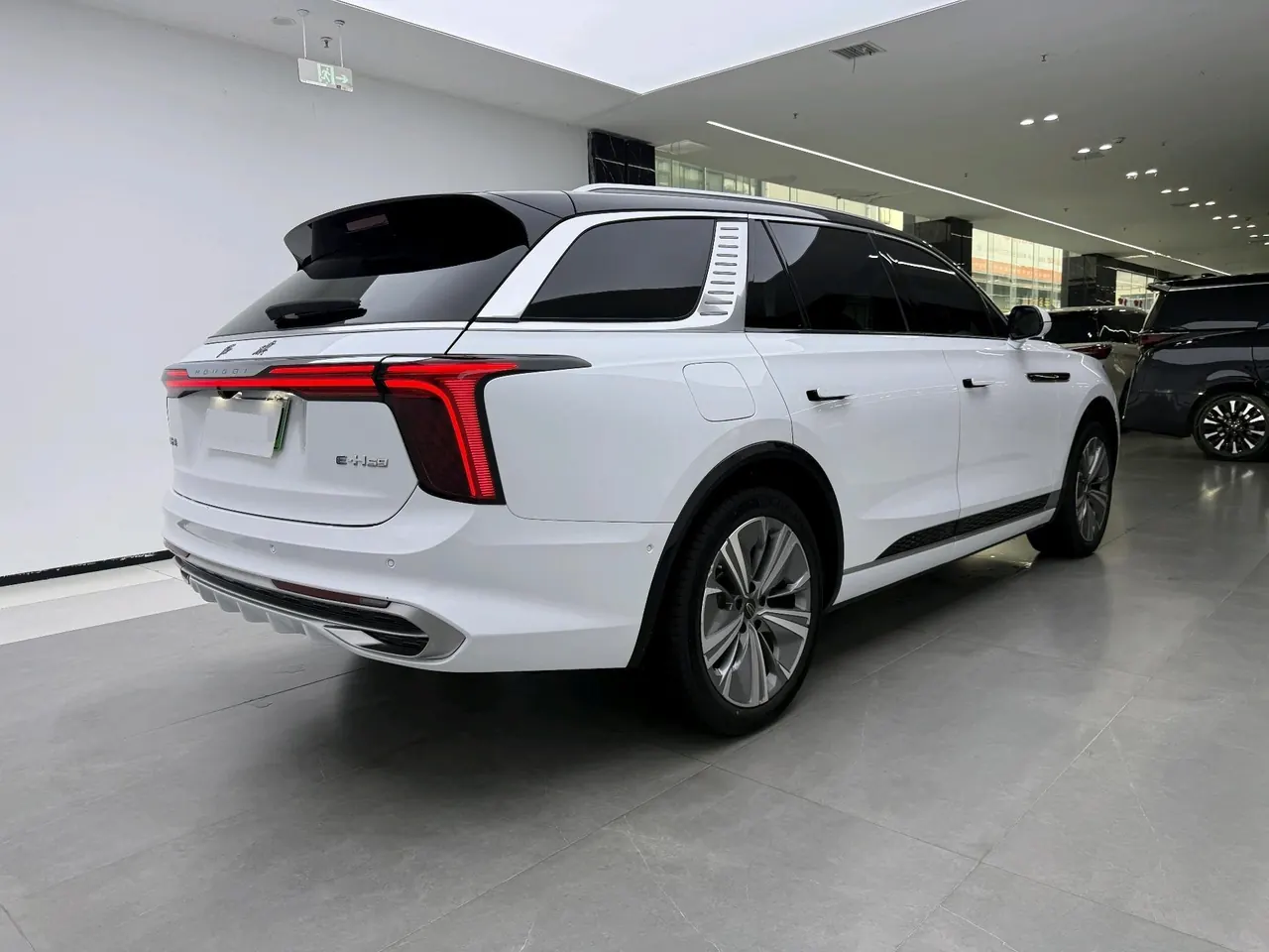 HongQi 2022 E-HS 9 690km Flag Edition 6-seat Automatic Gear 5