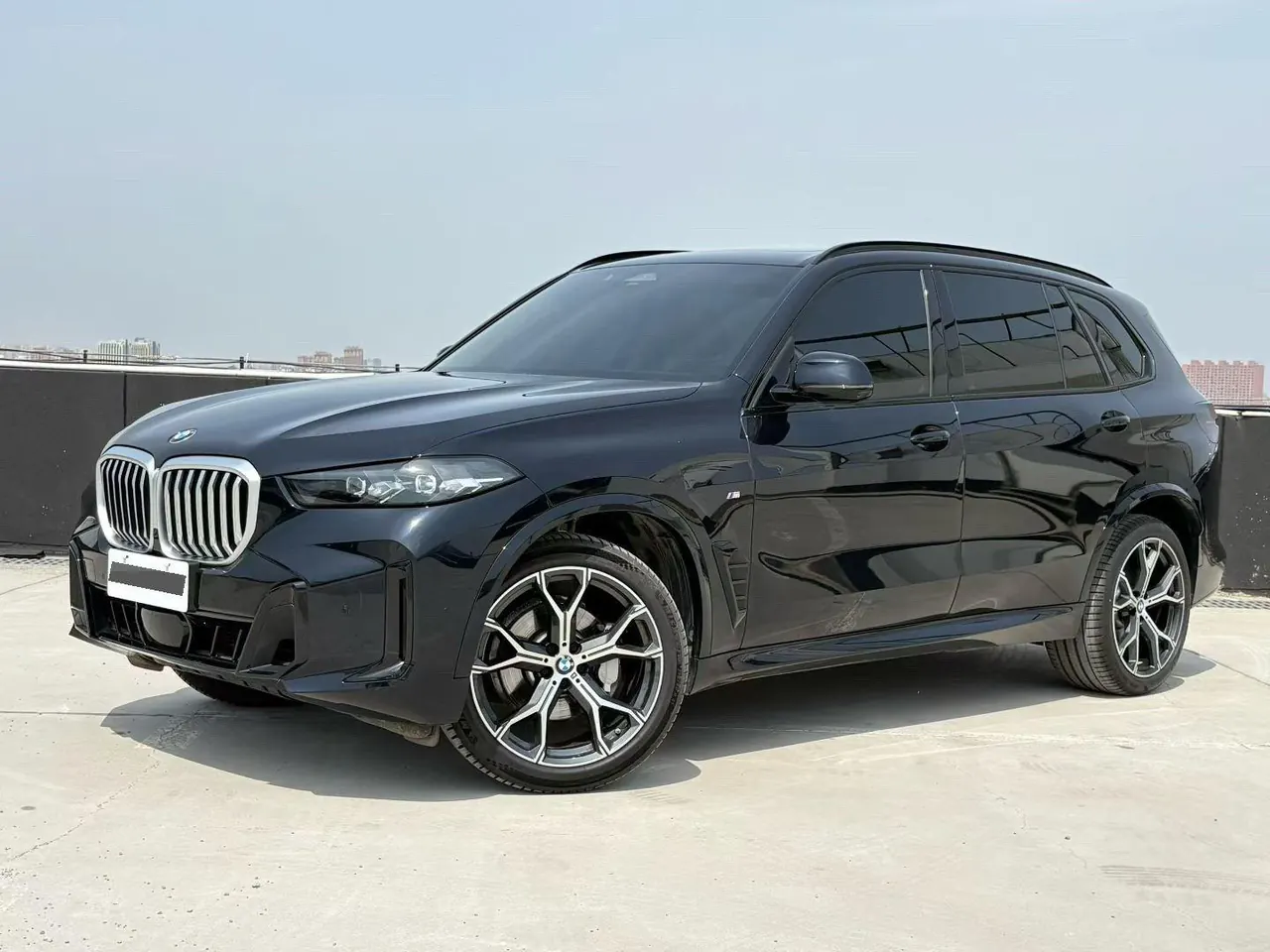 Открыть галерею: BMW 2023 X5 xDrive30Li 48V 2.0T exclusive m sports obsidian night suit automatic gear
