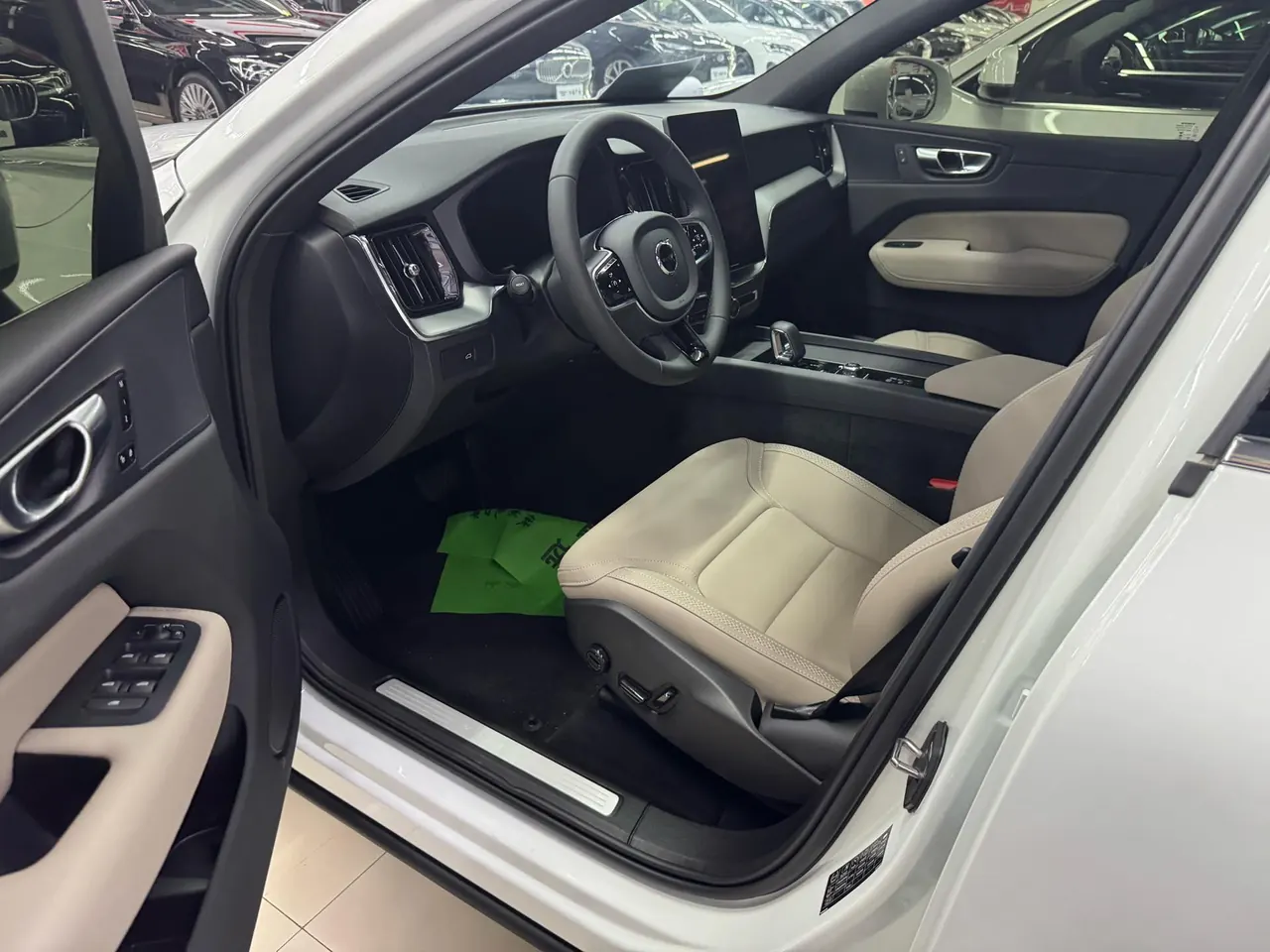 Volvo 2026 XC60 48V 2.0T B5 All-Wheel Drive Intelligent Luxury Edition Automatic Transmission 2