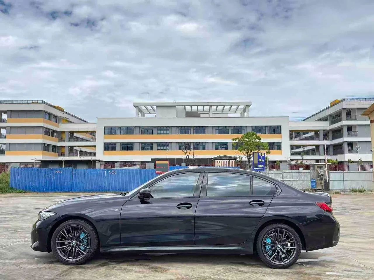BMW 3 Series 2023 325Li 2.0T M Sports Obsidian Night Suit Automatic Gear 3