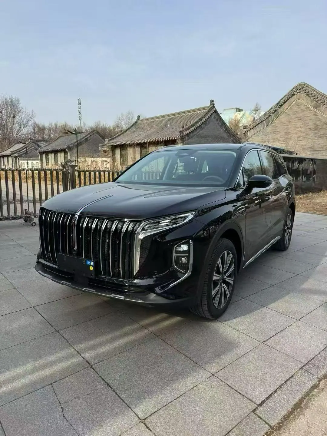 Открыть галерею: HongQi 2024 HS7 PHEV 2.0T 4-wheel drive flag smooth version 6-seat automatic gear