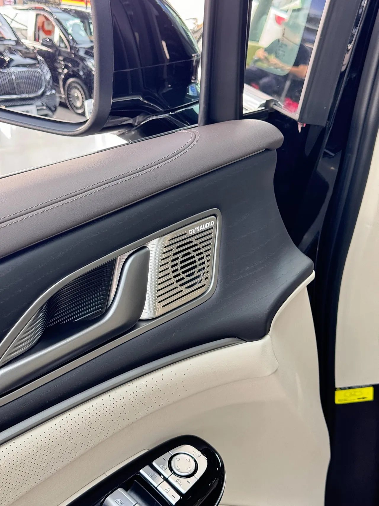 Denza 2024 Denza D9 DM-i 1.5T stepless 980 four-wheel drive flagship automatic gear 3
