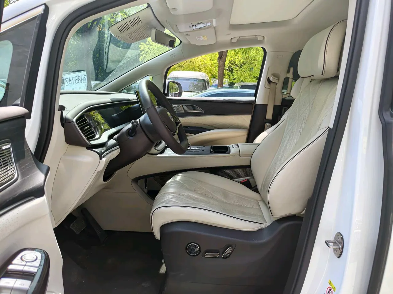 Denza 2024 Denza D9 DM-i 1.5T Stepless 980 Four-wheel Drive Honorable Automatic Gear 3