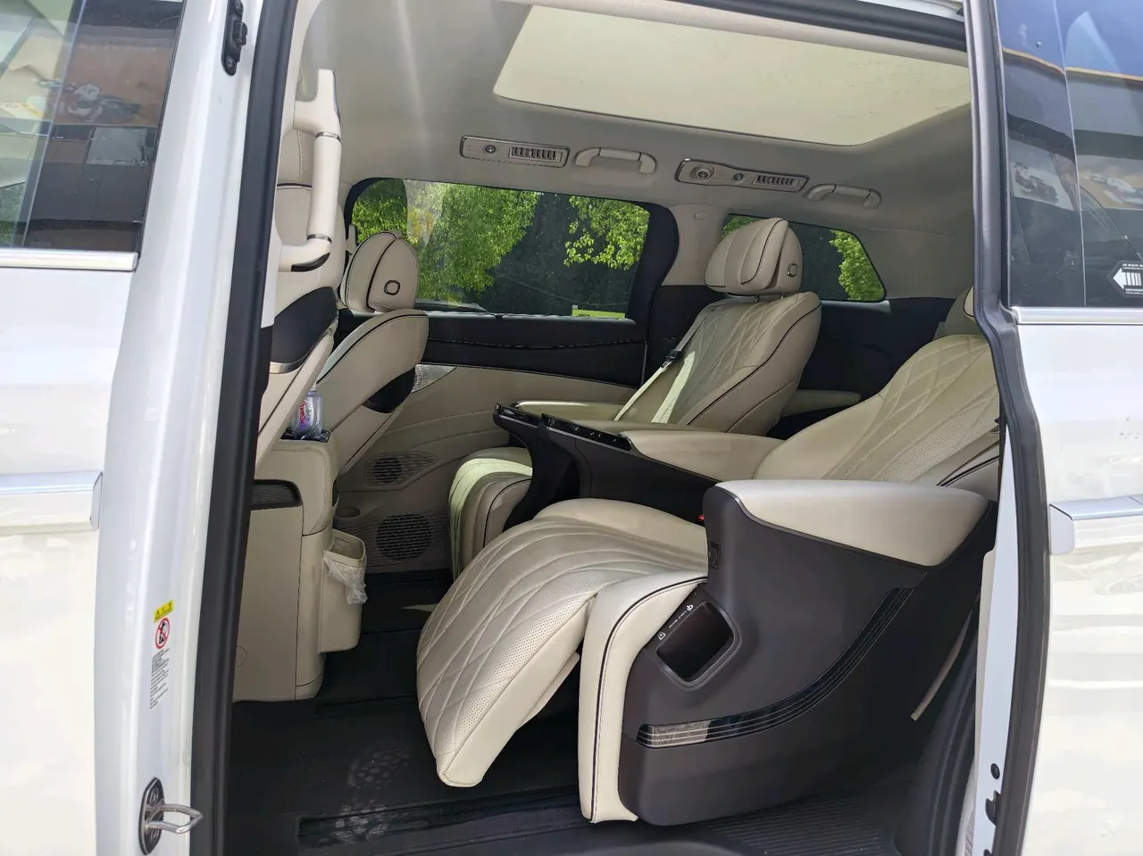 Denza 2024 Denza D9 DM-i 1.5T Stepless 980 Four-wheel Drive Honorable Automatic Gear 5