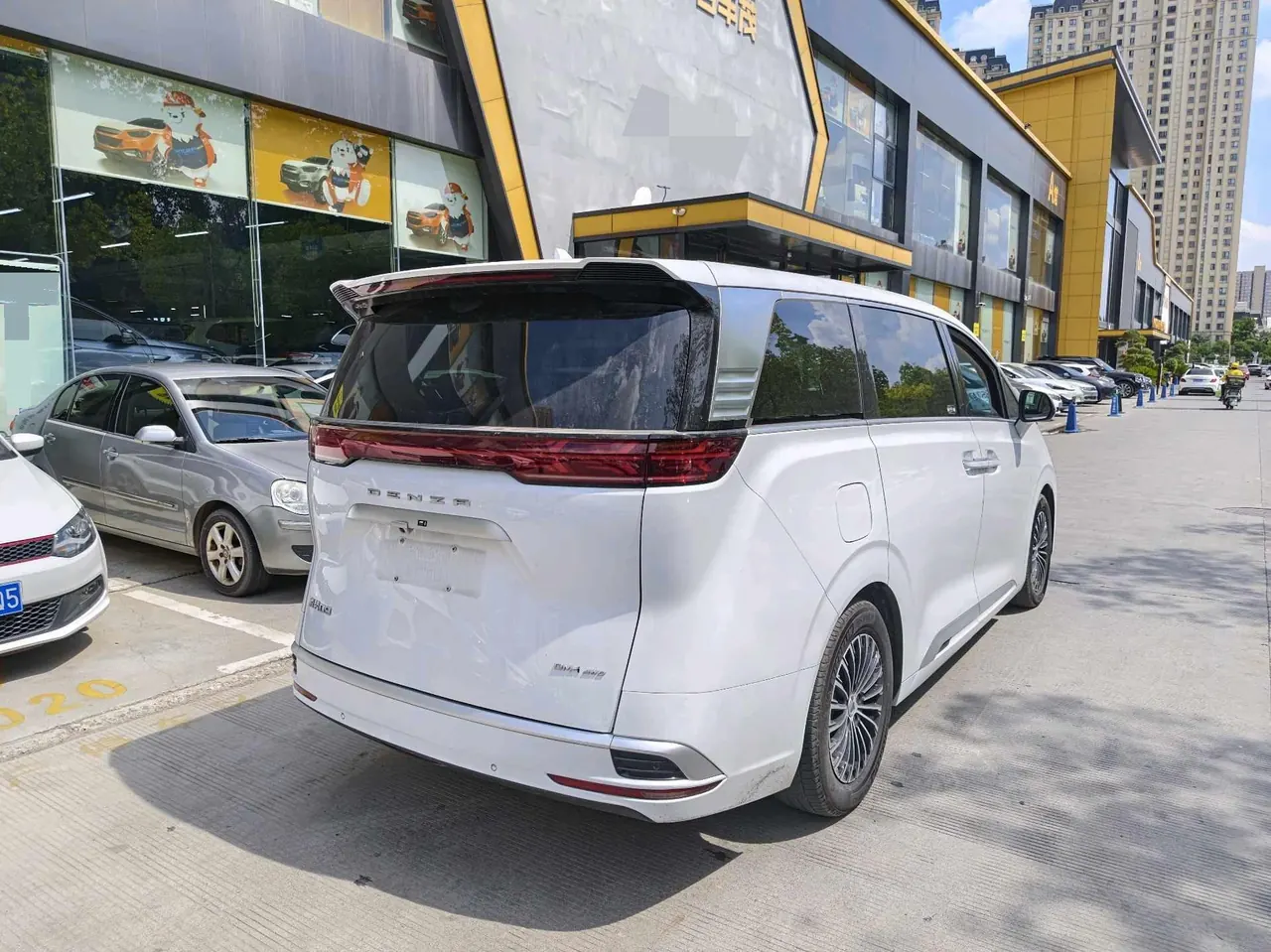Denza 2024 Denza D9 DM-i 1.5T Stepless 980 Four-wheel Drive Honorable Automatic Gear 6
