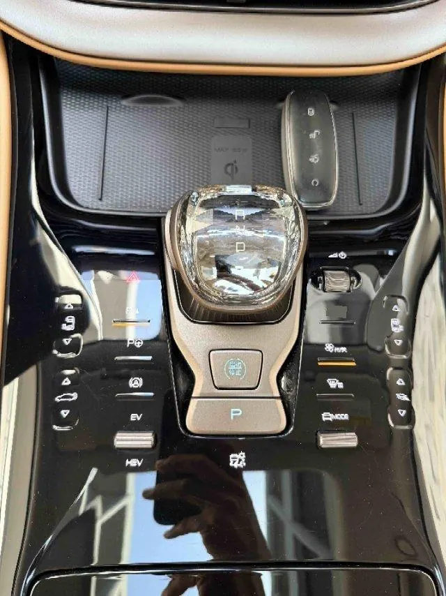 Denza 2022 Denza D9 DM-i 1.5T stepless 970 four-wheel drive flagship automatic gear 9