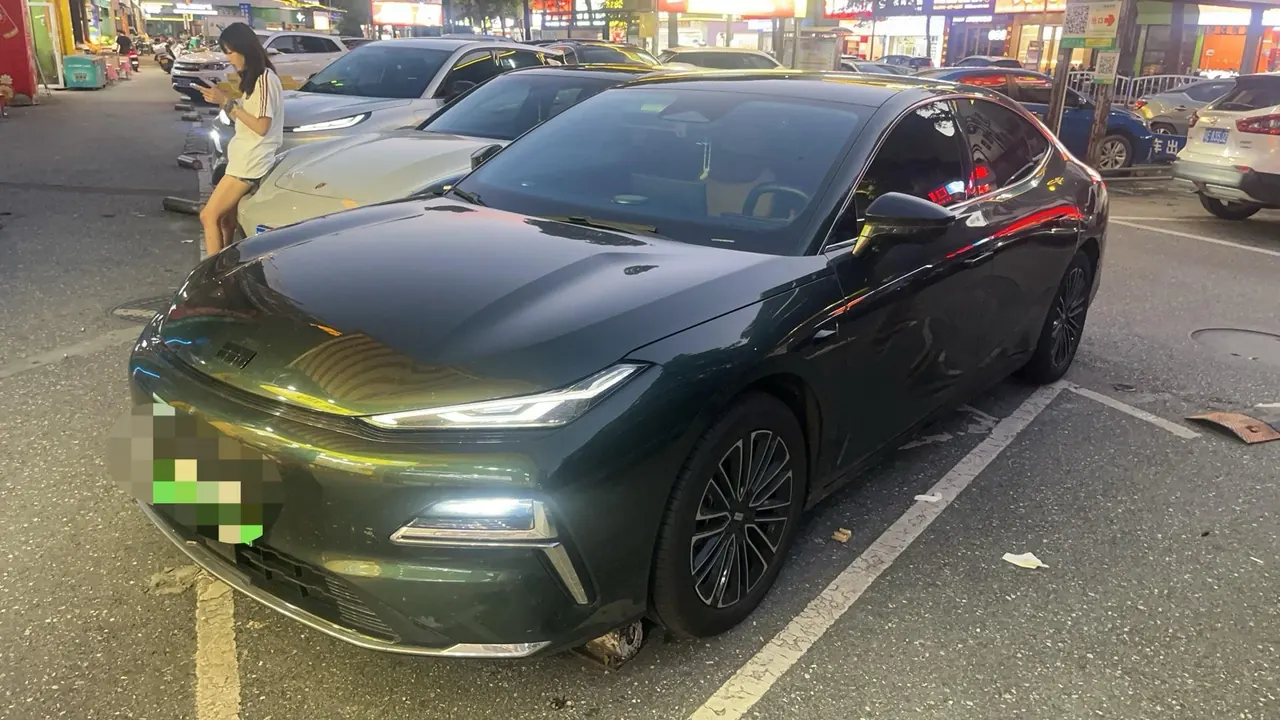 Open image lightbox: Geely Galaxy 2025 Xingyao 8 EM-i 1.5 130km Premium Edition Automatic Gear