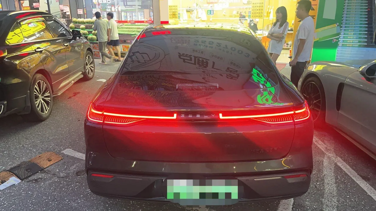 Geely Galaxy 2025 Xingyao 8 EM-i 1.5 130km Premium Edition Automatic Gear 6