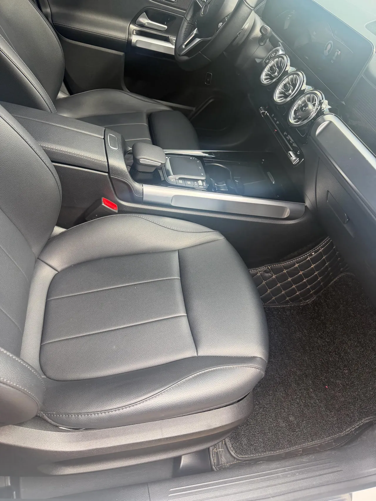 Mercedes Benz 2023 GLB 220 2.0T Dynamic Automatic 5