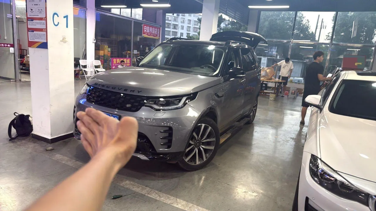 Open image lightbox: Land Rover Discovery (Imported) 2023 Discovery 5 48V 3.0T 360PS R-Dynamic SE Automatic Gear