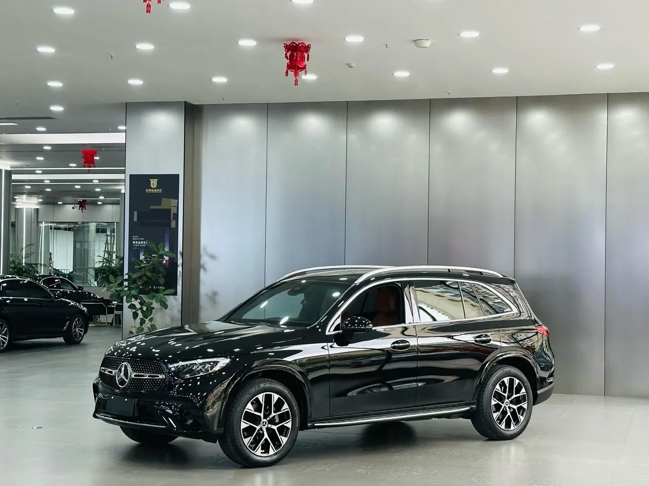 Mercedes Benz 2023 GLC 260 L 4MATIC 48V 2.0T Luxury 5-seat Automatic Gear - View 1