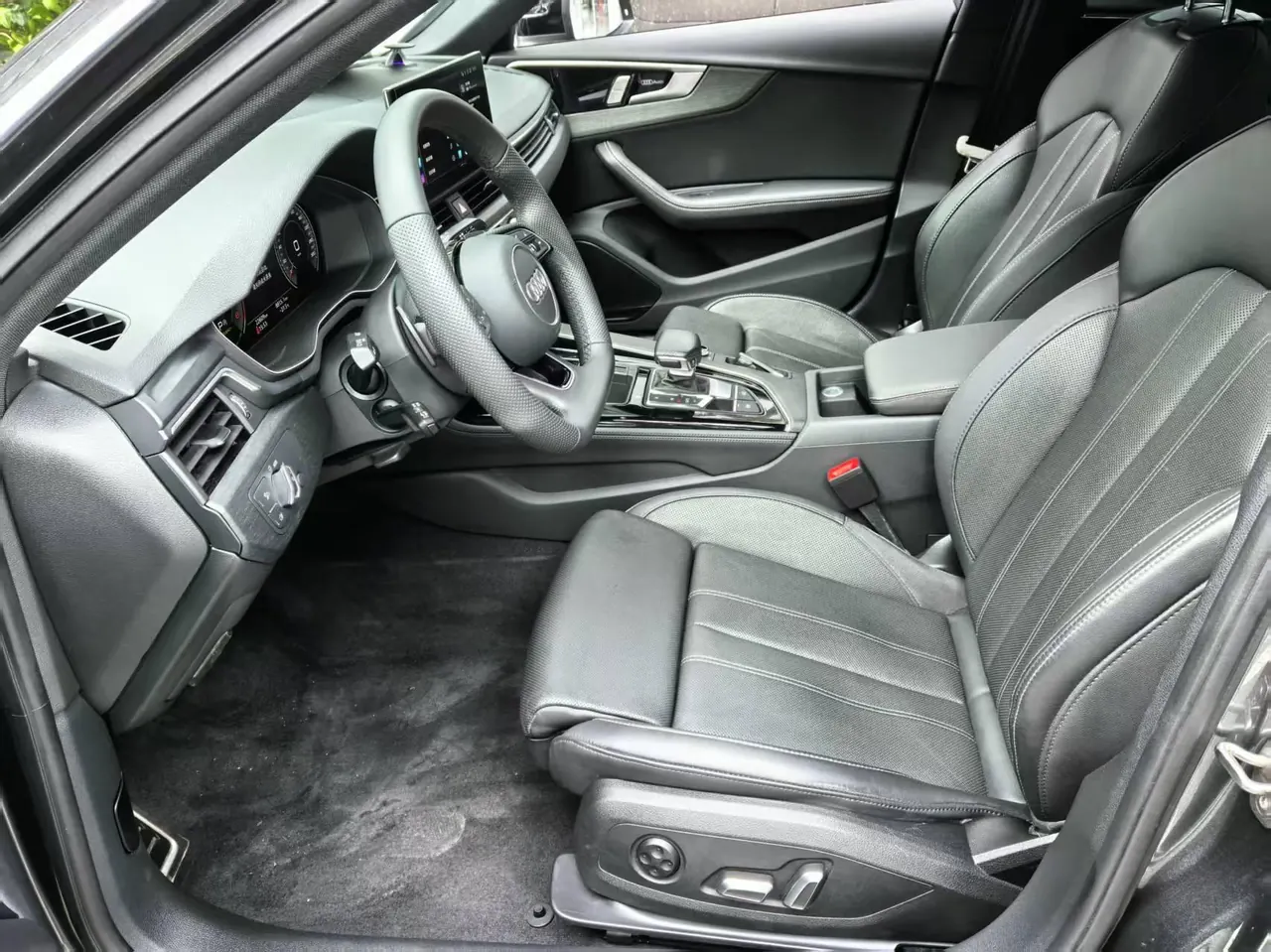 Audi 2023 A4L 2.0TFSI 40TFSI Quattro Deluxe Dynamic Automatic 2