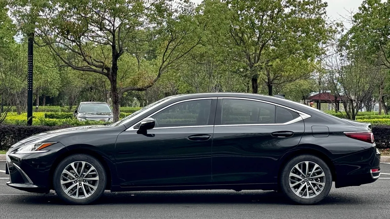 Lexus ES (Imported) 2023 ES260 2.5 Excellence Automatic Gear 3