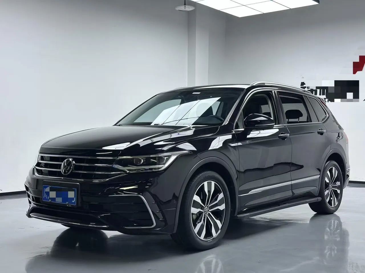 Открыть галерею: Volkswagen 2022 Tiguan L R-Line 2.0TSI 330TSI Two-Drive R-Line Overdrive Automatic Gear