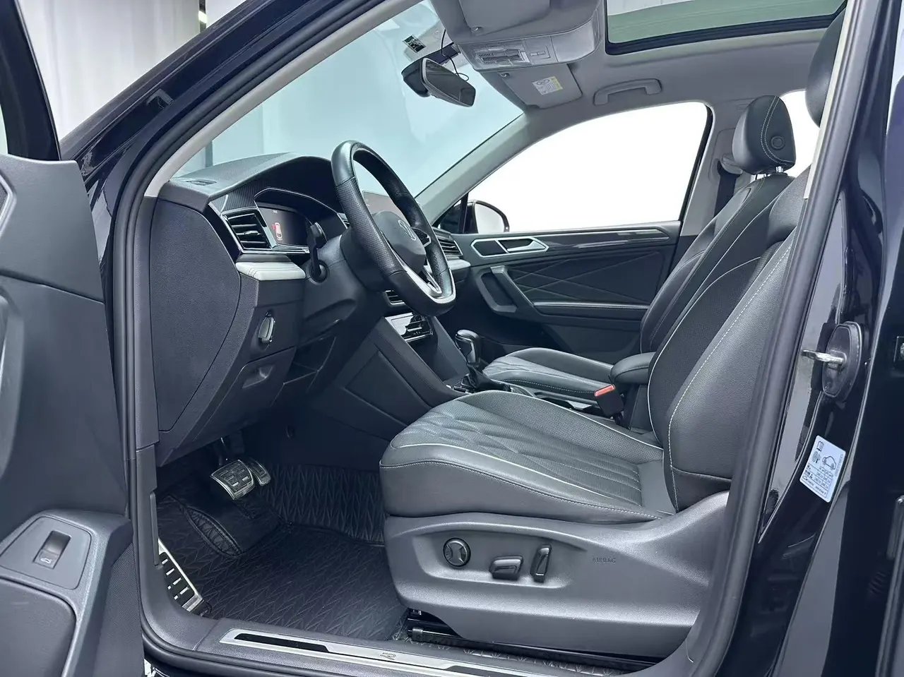 Volkswagen 2022 Tiguan L R-Line 2.0TSI 330TSI Two-Drive R-Line Overdrive Automatic Gear 5