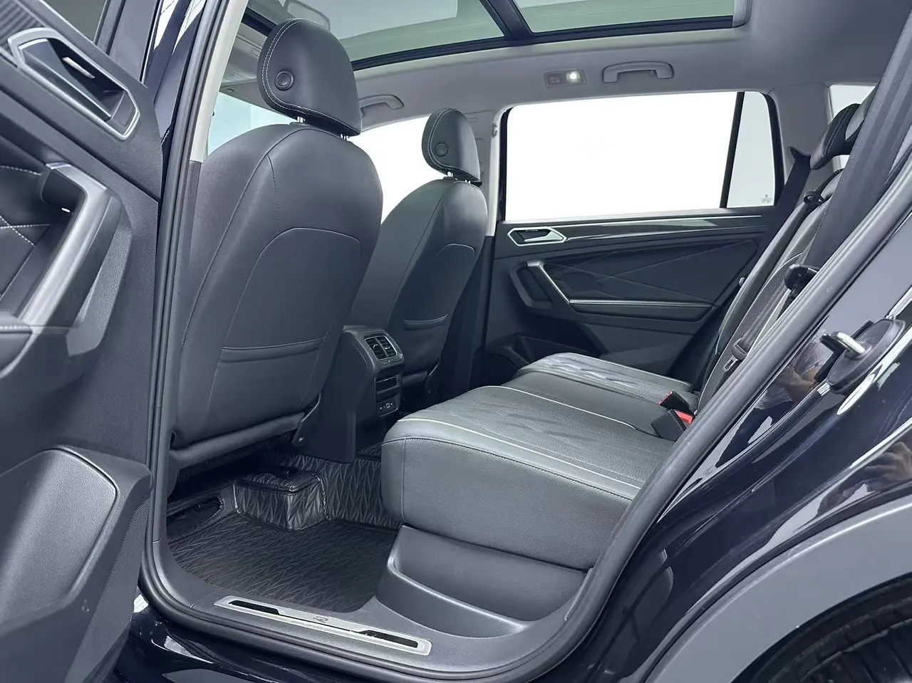Volkswagen 2022 Tiguan L R-Line 2.0TSI 330TSI Two-Drive R-Line Overdrive Automatic Gear 6