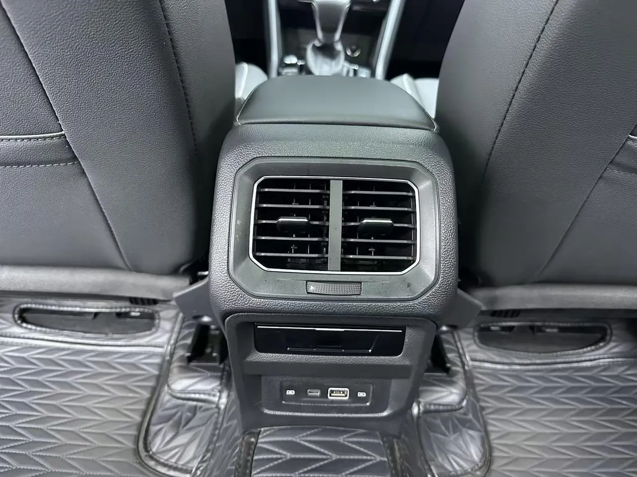 Volkswagen 2022 Tiguan L R-Line 2.0TSI 330TSI Two-Drive R-Line Overdrive Automatic Gear 7