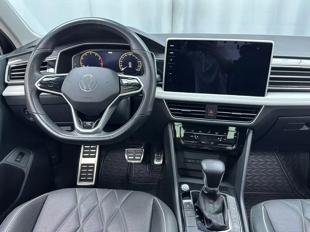 Volkswagen 2022 Tiguan L R-Line 2.0TSI 330TSI Two-Drive R-Line Overdrive Automatic Gear 8