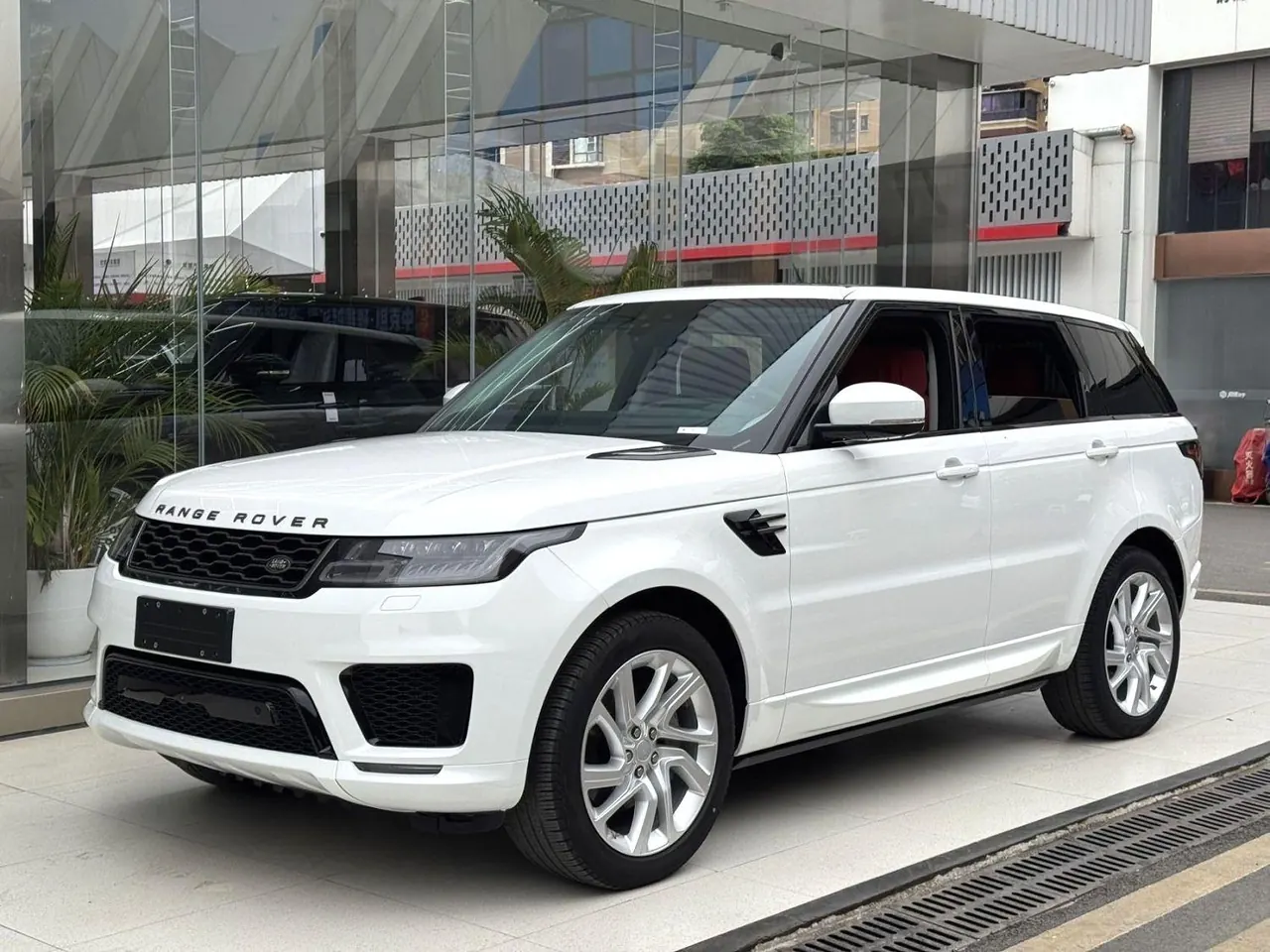 Открыть галерею: Land Rover Range Rover Sport (Imported) 2020 Range Rover Sport 48V 3.0T L6 HSE Dynamic Automatic
