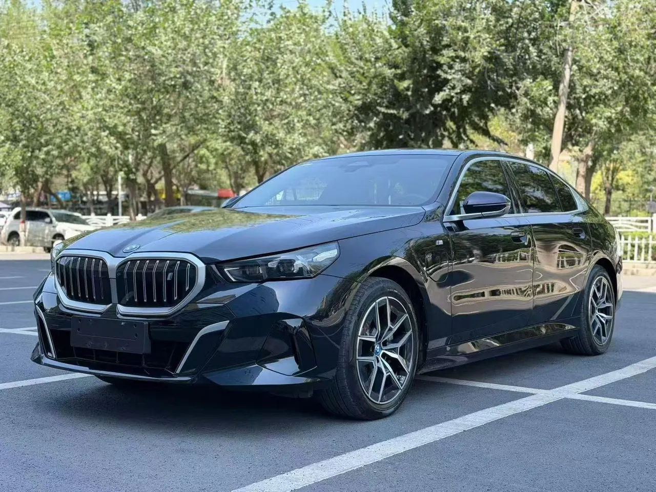 Открыть галерею: BMW 2025 i5 eDrive 40L M sports suit automatic gear
