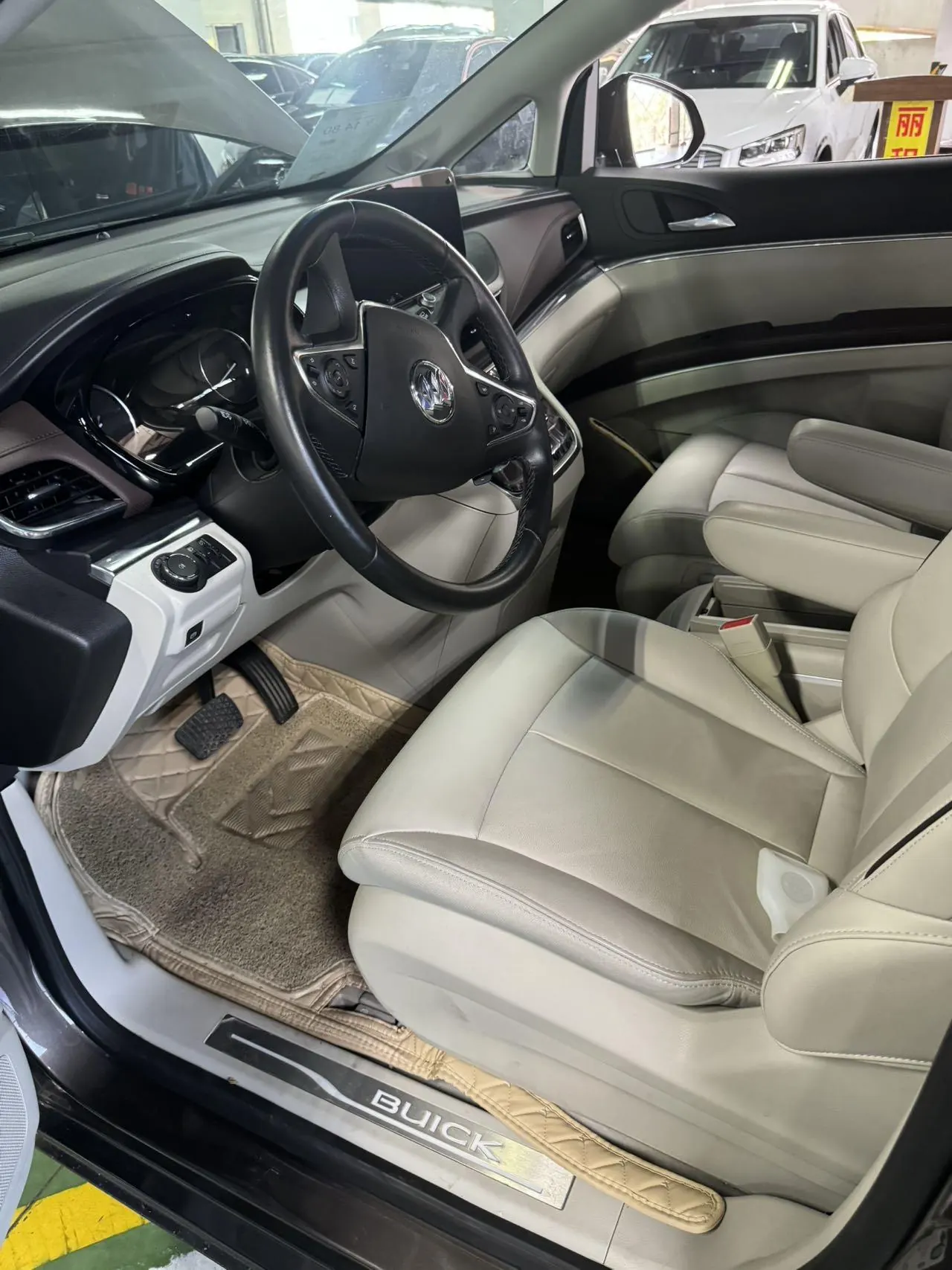 Buick 2023 GL8 Land Business Class 48V 2.0T 652T Premium Automatic Gear 2