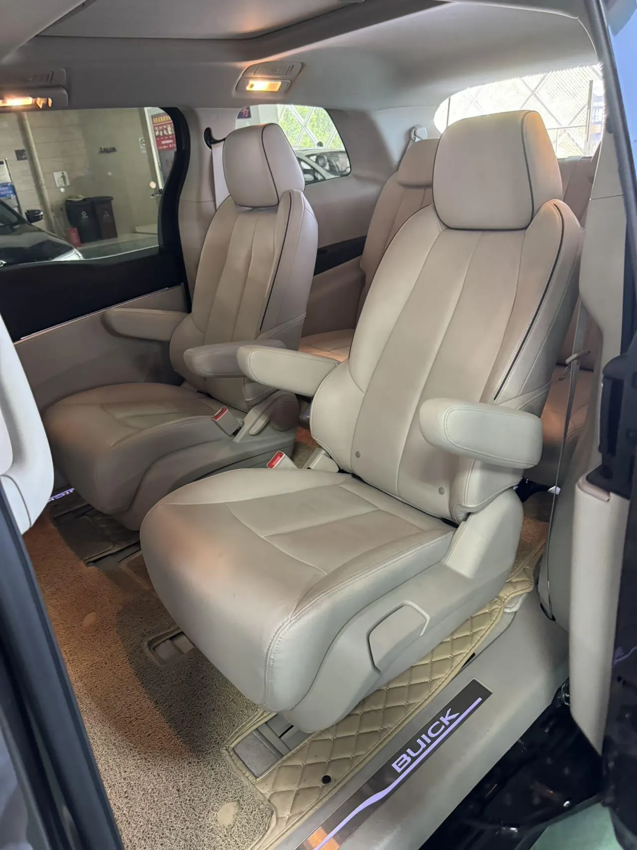 Buick 2023 GL8 Land Business Class 48V 2.0T 652T Premium Automatic Gear 3
