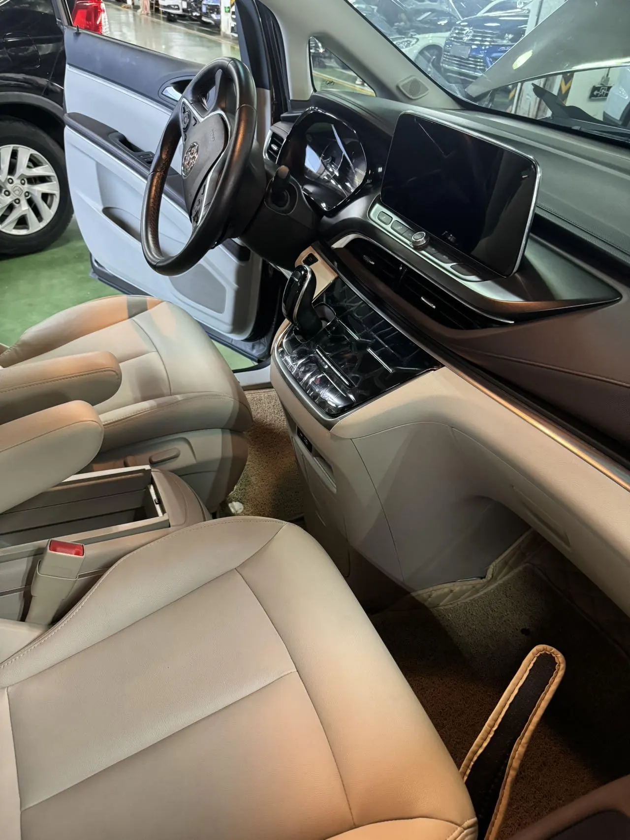Buick 2023 GL8 Land Business Class 48V 2.0T 652T Premium Automatic Gear 4