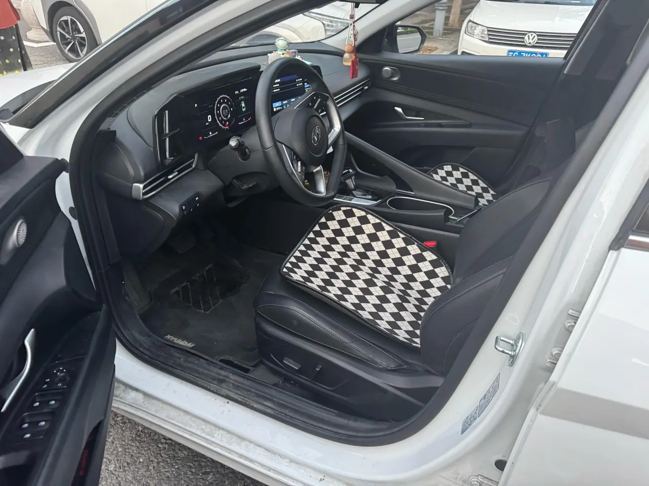 Hyundai 2023 Elantra -3-compartment 1.5 stepless LUX premium automatic gear 2