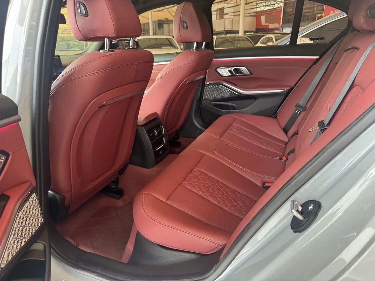BMW 3 Series 2025 model 330i 2.0T M Sport Night Edition with automatic transmission 7