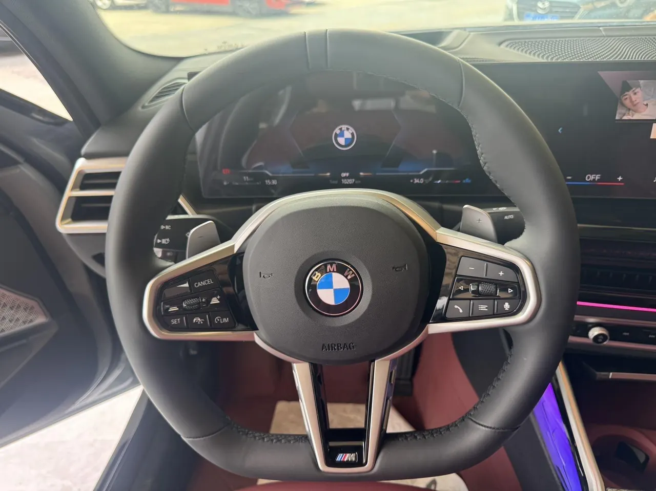 BMW 3 Series 2025 model 330i 2.0T M Sport Night Edition with automatic transmission 9