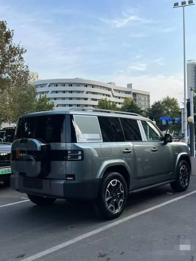 FangChengBao 2025 Titanium 7 1.5T Stepless 200KM Two-Drive Max Edition Automatic Gear 2