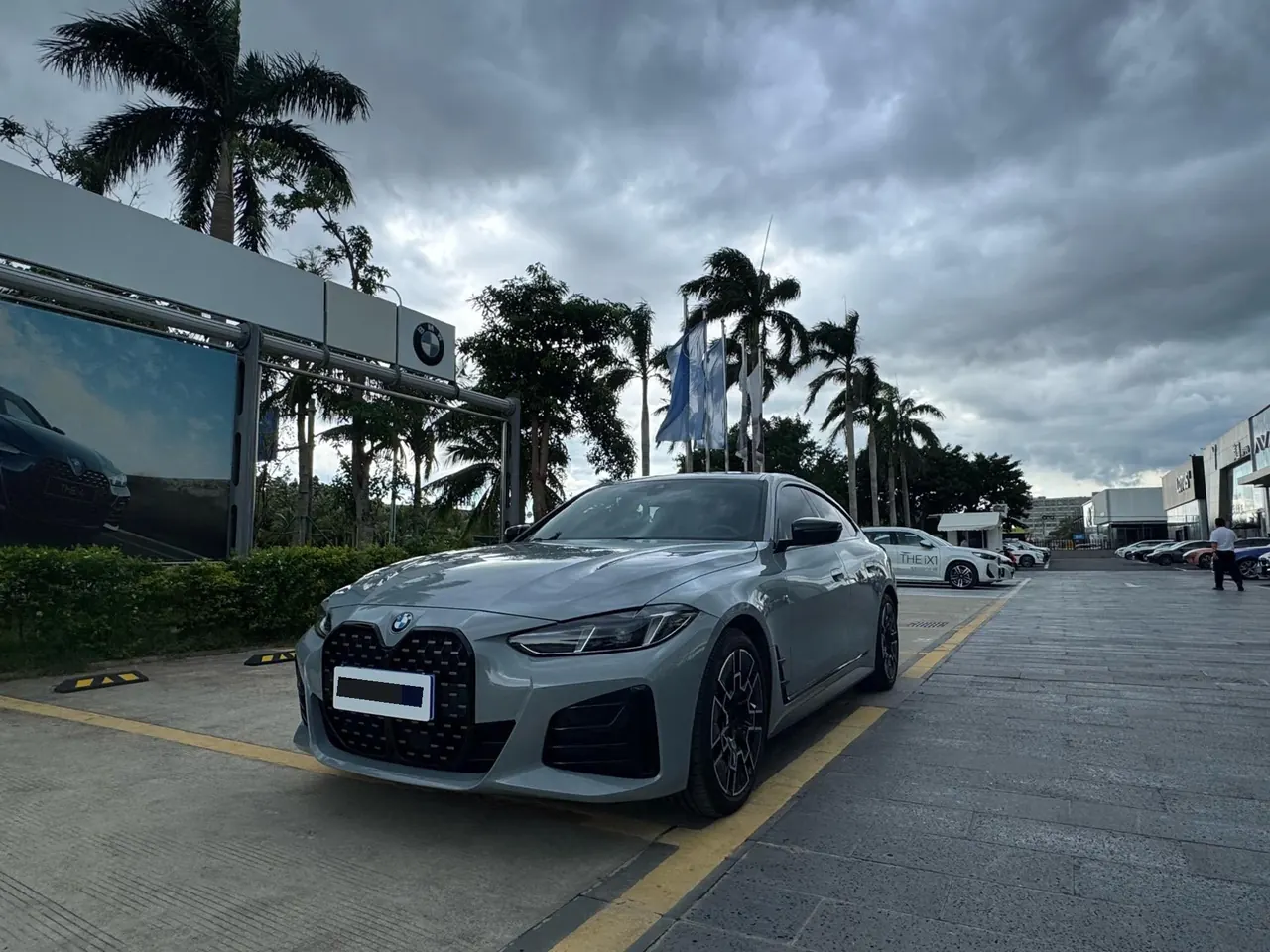 Открыть галерею: BMW 4 Series (Imported) 2024 430i Four-Door Coupe 2.0T M Sport Night Edition Automatic