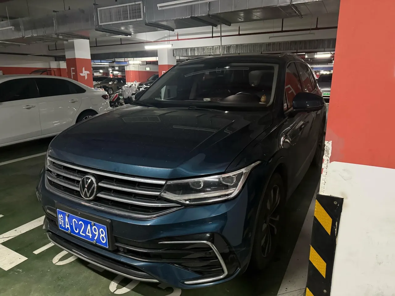 Volkswagen 2022 Tiguan L R-Line 2.0TSI 330TSI Two-Drive R-Line Overdrive Automatic Gear - View 1