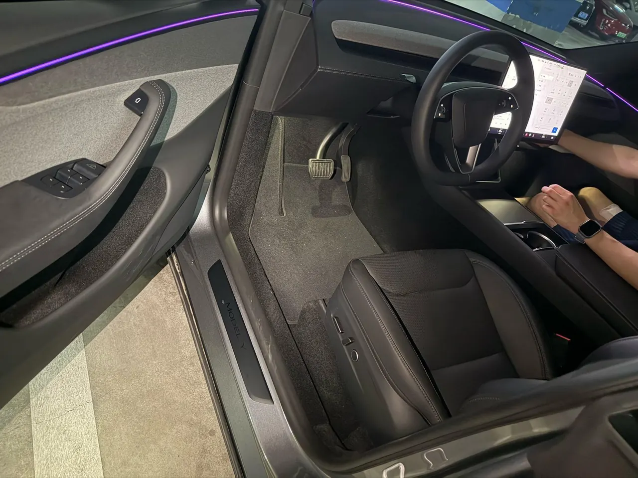 Tesla 2026 Model Y Rear-Wheel-Drive Automatic 4