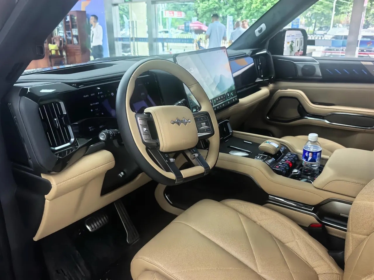 FangChengBao 2025 Leopard 8 2.0T Stepless Zhiyong Flagship Edition 7-seat Automatic Gear 2