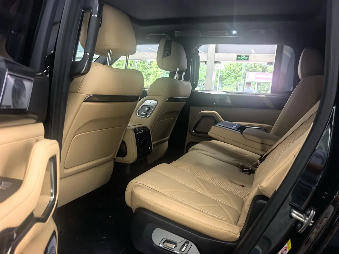 FangChengBao 2025 Leopard 8 2.0T Stepless Zhiyong Flagship Edition 7-seat Automatic Gear 3