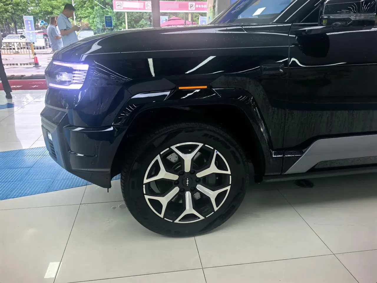 FangChengBao 2025 Leopard 8 2.0T Stepless Zhiyong Flagship Edition 7-seat Automatic Gear 4