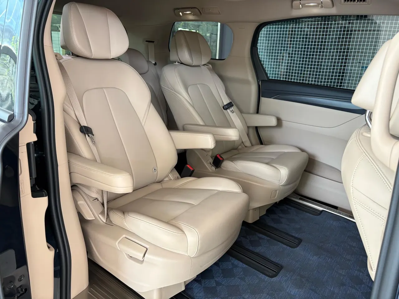 Buick 2025 GL8 Land Business Class 2.0T First Edition Automatic Gear 12