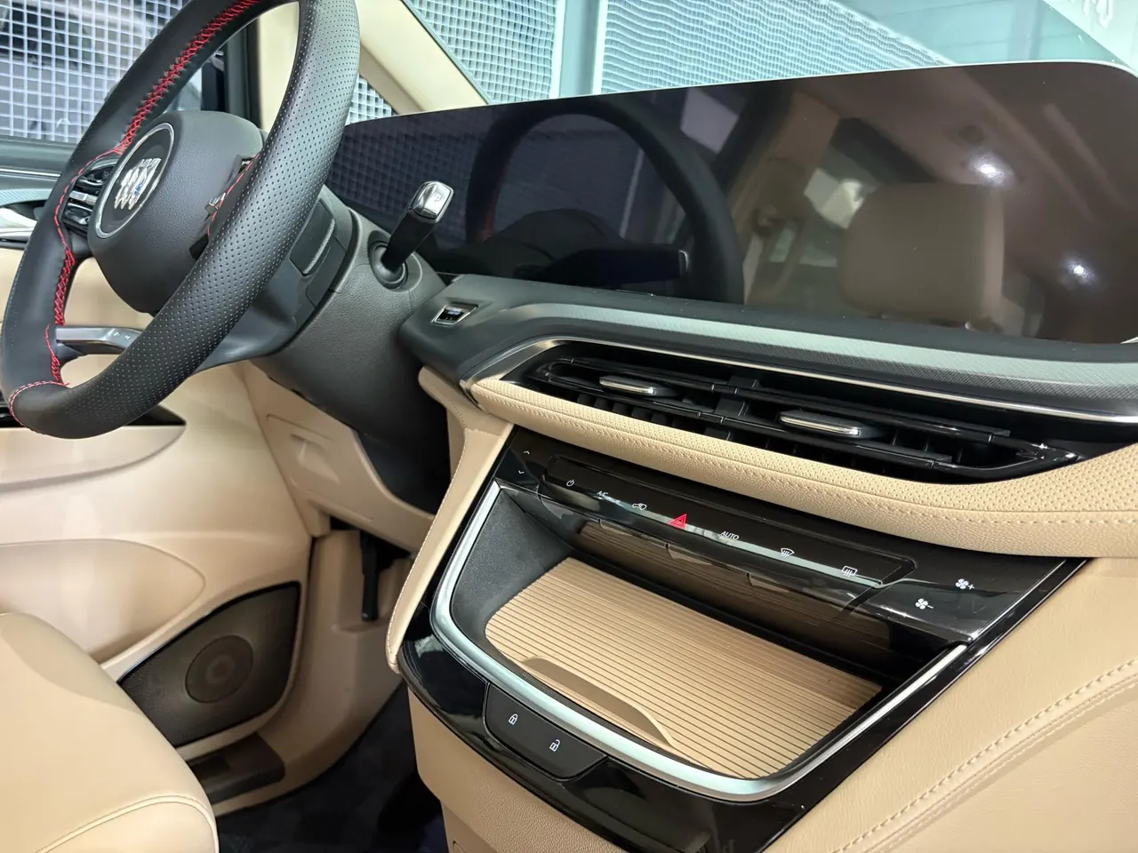 Buick 2025 GL8 Land Business Class 2.0T First Edition Automatic Gear 13