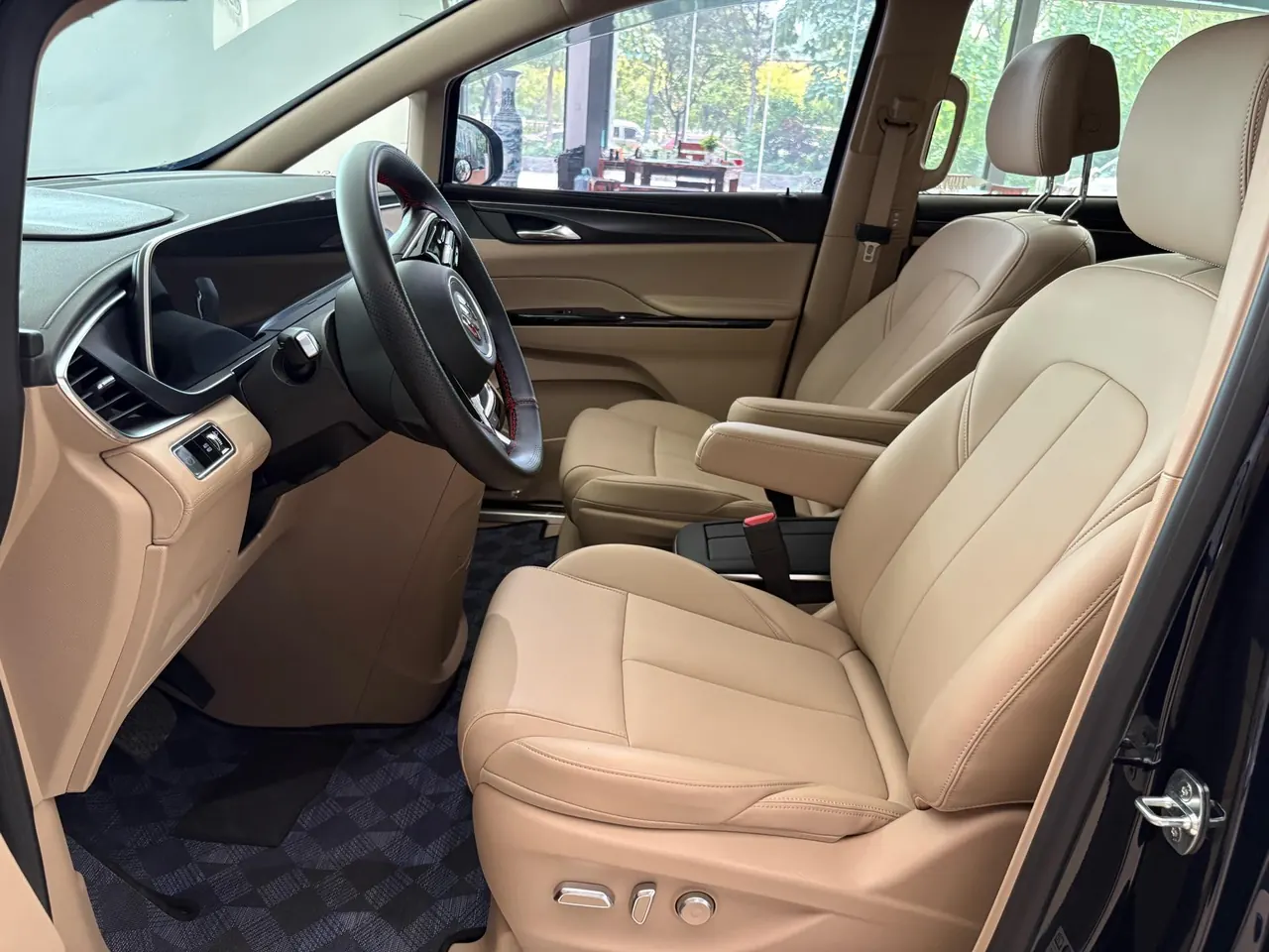 Buick 2025 GL8 Land Business Class 2.0T First Edition Automatic Gear 7