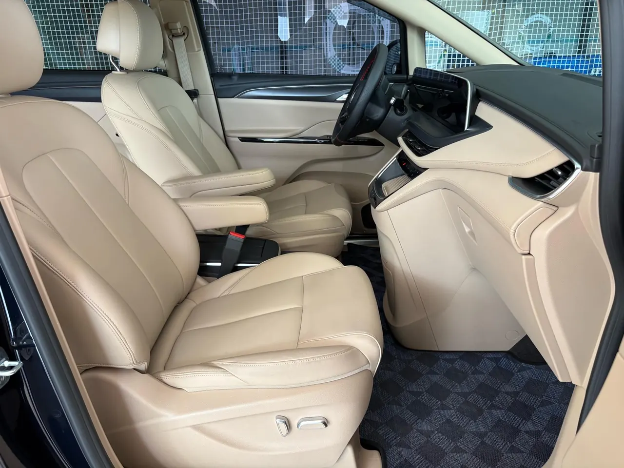 Buick 2025 GL8 Land Business Class 2.0T First Edition Automatic Gear 9