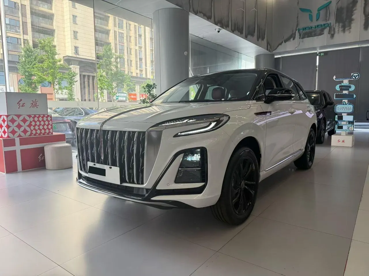 Открыть галерею: HongQi 2025 HS3 PHEV 1.5T 125km strength PLUS 2 million commemorative automatic gear