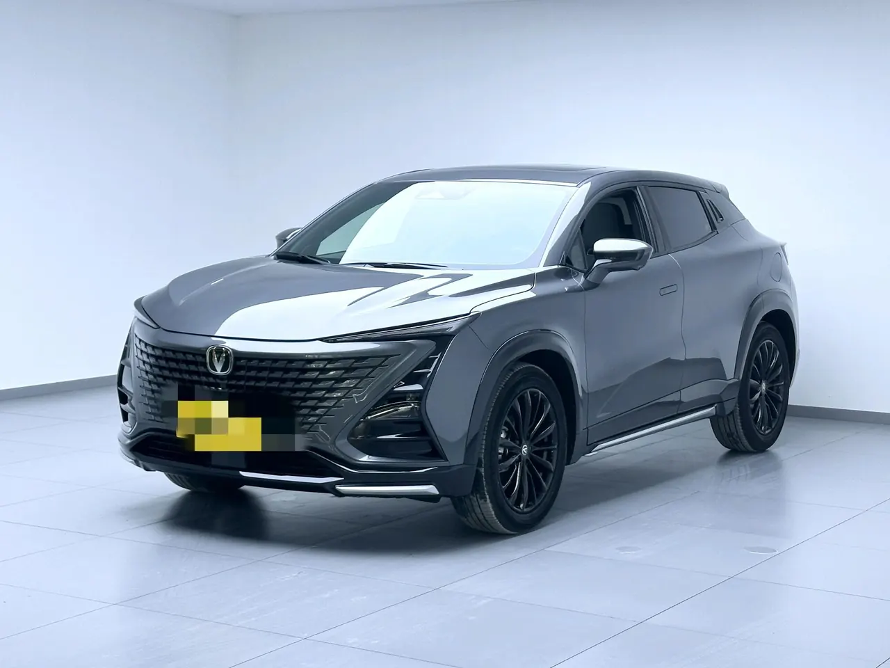 Открыть галерею: ChangAn 2023 UNI-T 1.5T honorable automatic gear