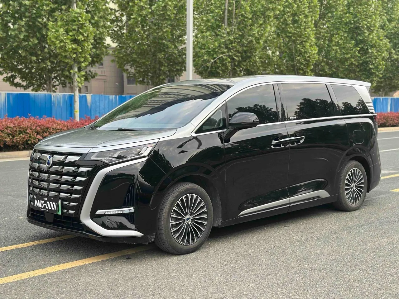 Denza 2022 Denza D9 DM-i 1.5T Stepless 970 Four-wheel Drive Honorable Automatic Gear - View 1