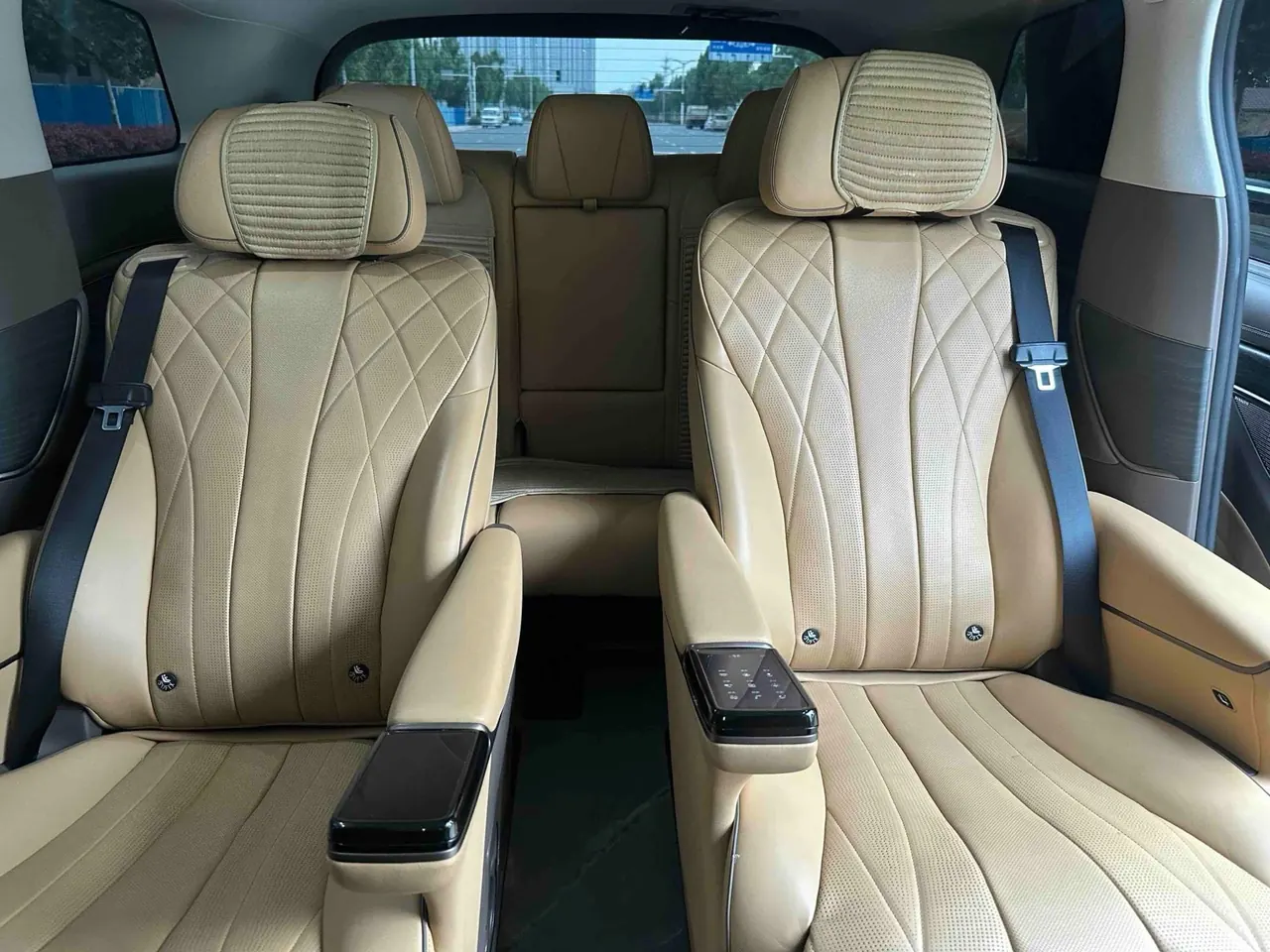 Denza 2022 Denza D9 DM-i 1.5T Stepless 970 Four-wheel Drive Honorable Automatic Gear 7