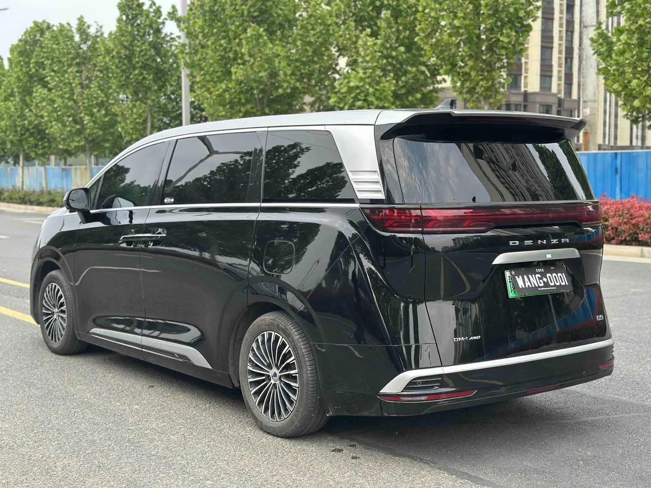 Denza 2022 Denza D9 DM-i 1.5T Stepless 970 Four-wheel Drive Honorable Automatic Gear 8