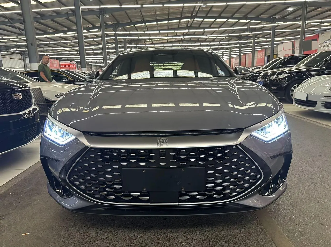 BYD 2023 Han DM-i 1.5T stepless champion version 121KM exclusive automatic gear 2