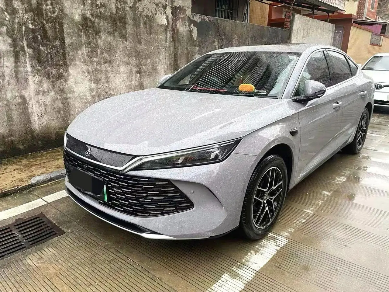 Открыть галерею: BYD 2026 Qin L DM-i 1.5 stepless 210KM Exceed automatic gear