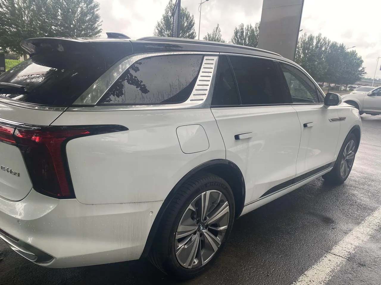 HongQi 2022 E-HS 9 690km Flag Edition 6-seat Automatic Gear 4